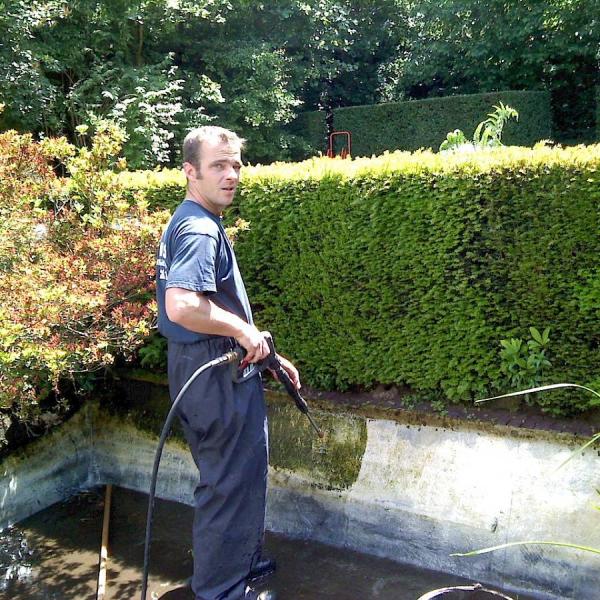 Reinigen van zwemvijvers en siervijvers