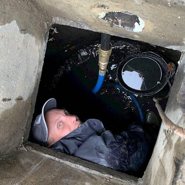 Reinigen en ontsmetten van regenputten