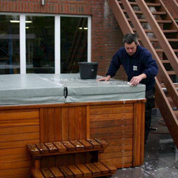 Reinigen van zwembaden en jacuzzi's